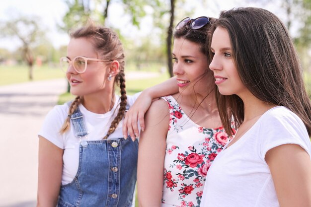 Amicizia. Donne nel parco durante il giorno