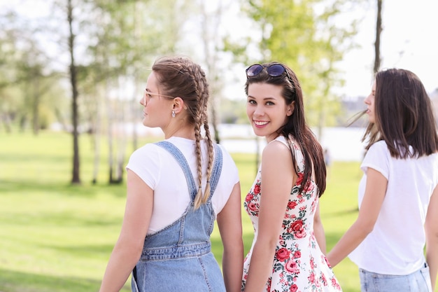 Amicizia. Donne nel parco durante il giorno