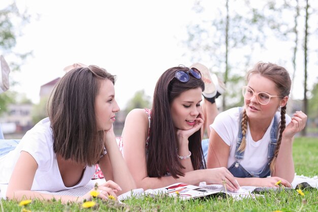 Amicizia. Donne nel parco durante il giorno