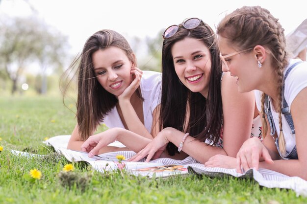 Amicizia. Donne nel parco durante il giorno