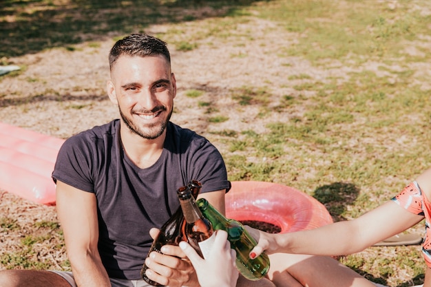 Amicizia e concetto di estate con l&#39;uomo sorridente