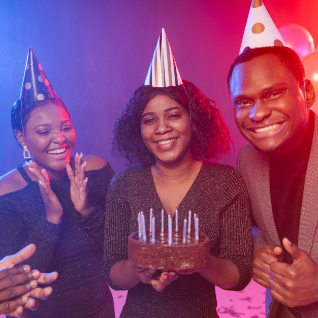 Amico di vista frontale e torta di buon compleanno