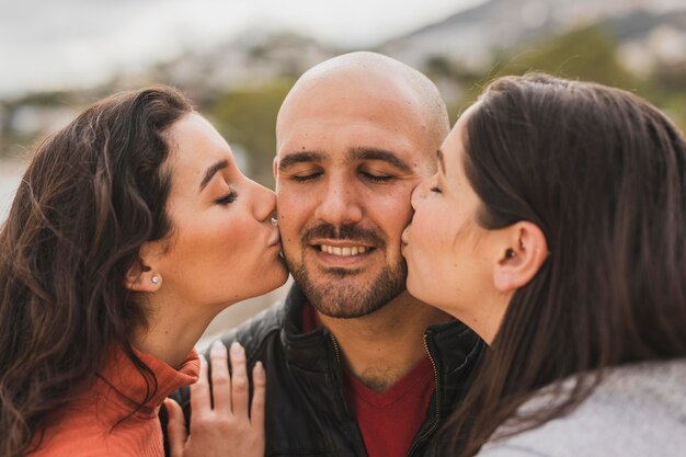 Amico maschio baciante femminile