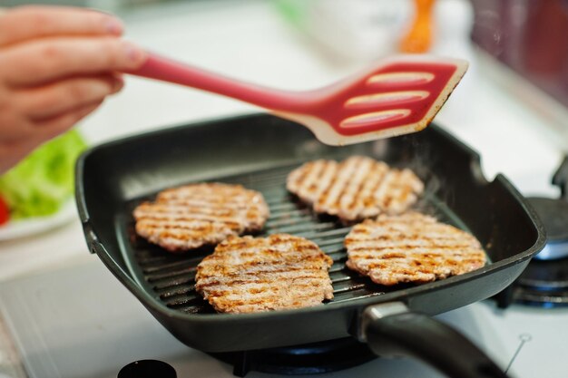 Ammollare gli hamburger in cucina a casa durante il periodo di quarantena