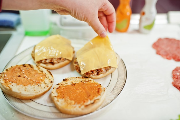 Ammollare gli hamburger in cucina a casa durante il periodo di quarantena