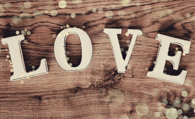 Amore in lettere di legno