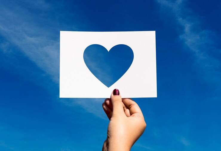 Foto gratuito amore romantico cuore di carta perforato
