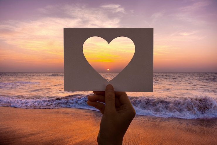 Foto gratuito amore romantico cuore di carta perforato