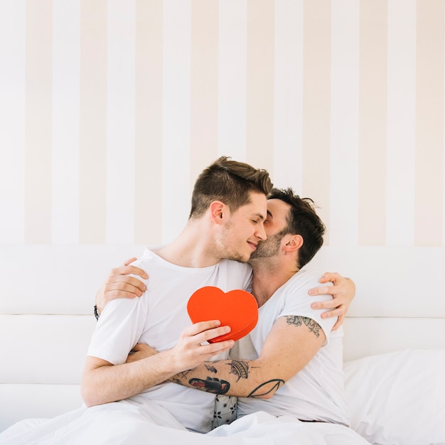 Amorevole coppia gay in posa nel letto