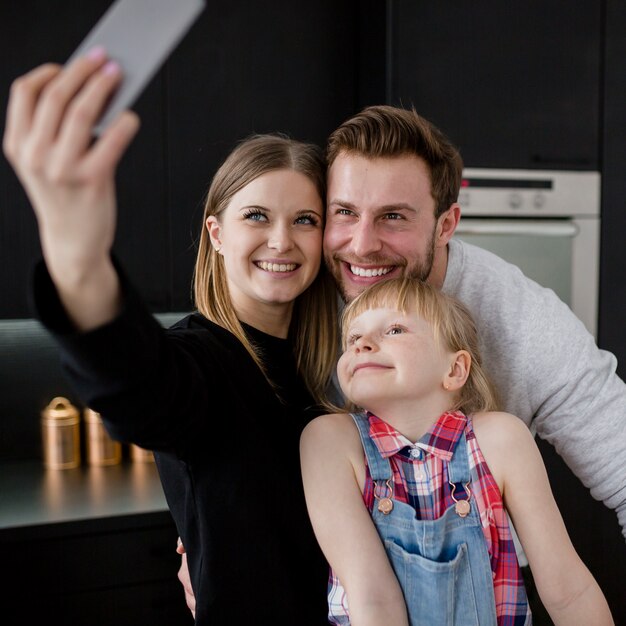 Amorevole famiglia prendendo selfie