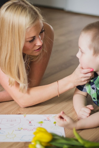 Amorevole madre che tocca il mento di suo figlio