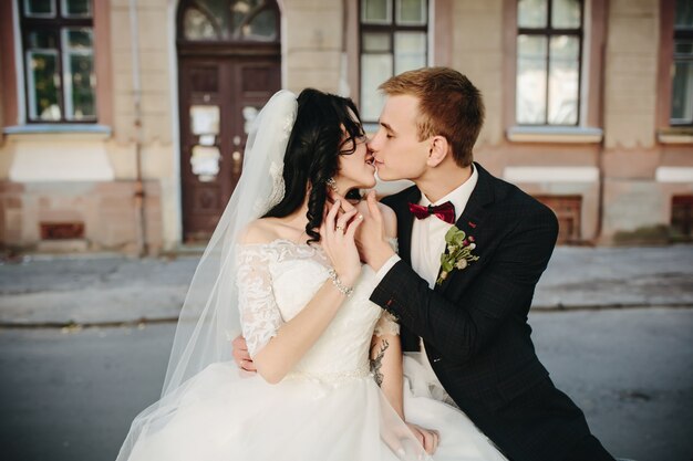 Amorevole sposi che si baciano sulla strada