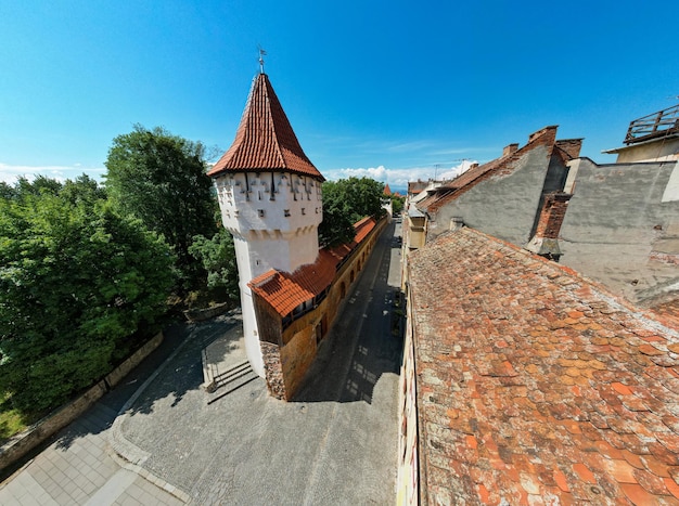 Ampia vista aerea del drone del centro storico di Sibiu in Romania