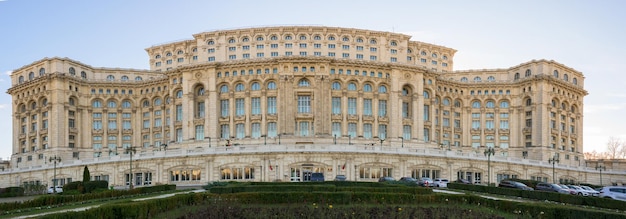 Ampia vista del Palazzo del Parlamento a Bucarest in Romania