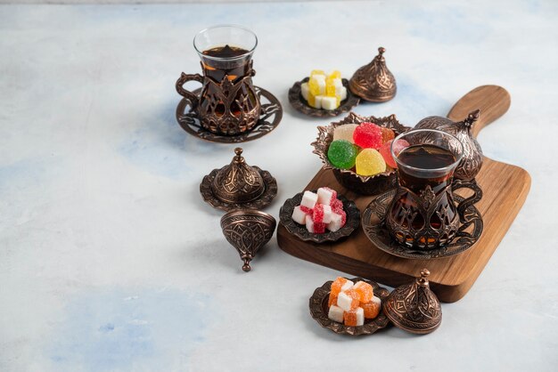 Ampio angolo del tradizionale tavolino da tè. Tè profumato e caramelle dolci