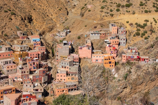 Ampio angolo di visione di diversi edifici sulla montagna