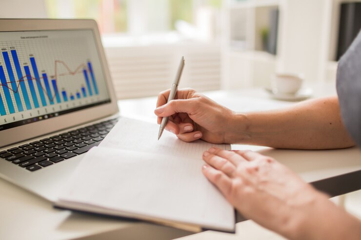Foto gratuito analisi delle statistiche sul lavoro