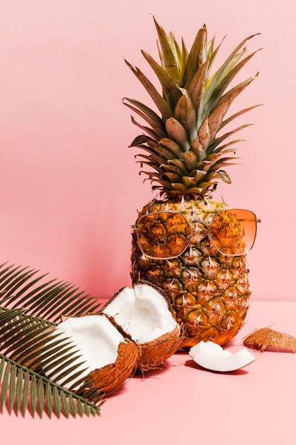 Ananas con disposizione degli occhiali da sole