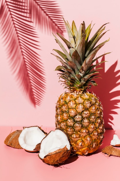 Ananas con disposizione di cocco