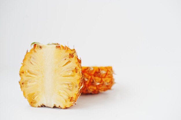 Ananas di frutta esotica isolato su sfondo bianco Cibo dietetico sano