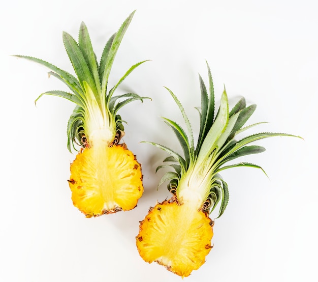 Ananas fresco isolato su bianco