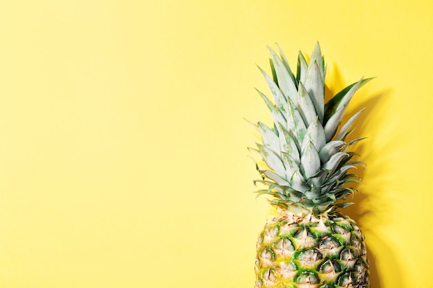 Ananas su sfondo di colore giallo