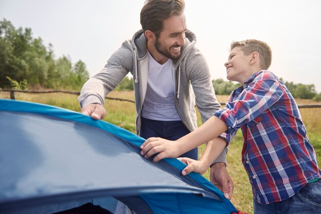 Anche mentre piantiamo una tenda ci divertiamo