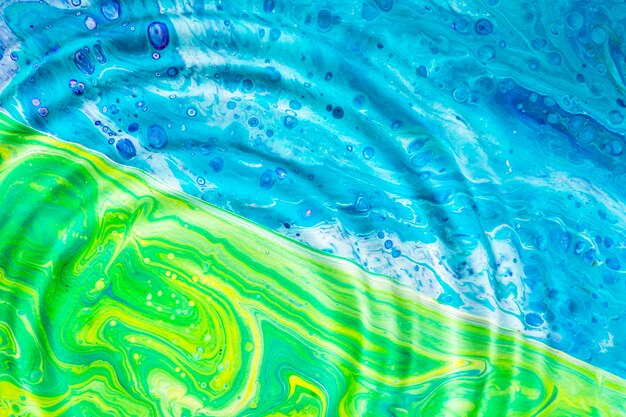 Anelli dell'acqua del primo piano su superficie verde e blu