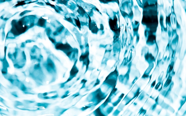 Anelli di acqua cristallina blu del primo piano
