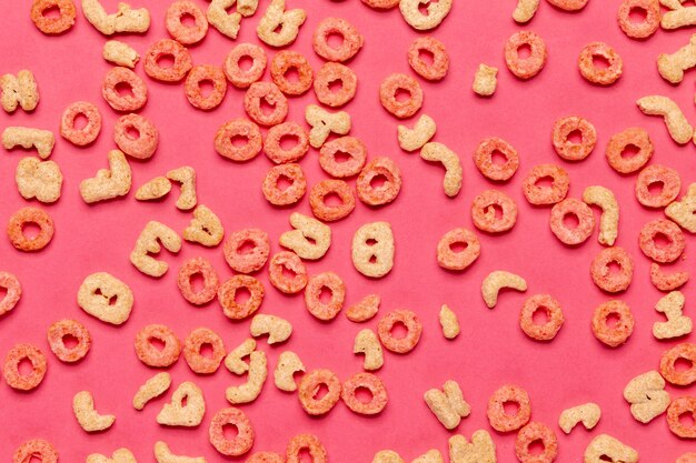 Anelli di frutta e lettere dell'alfabeto di cereali vista dall'alto