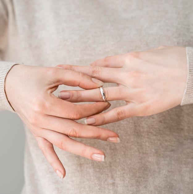 Anello di decollo femminile del primo piano