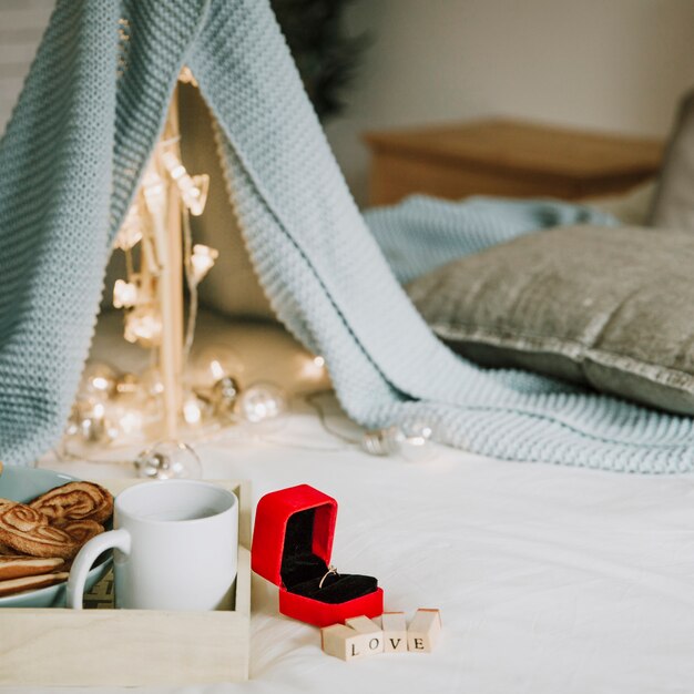 Anello di fidanzamento e colazione vicino alla tenda coperta