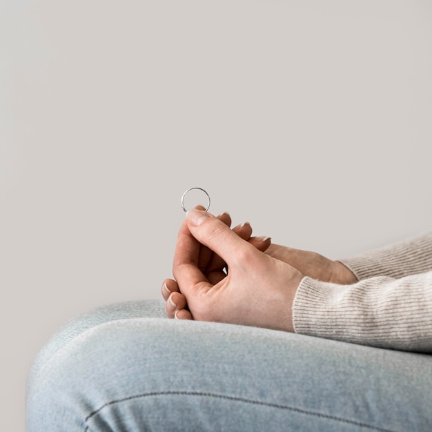 Anello di marrige della tenuta della donna del primo piano