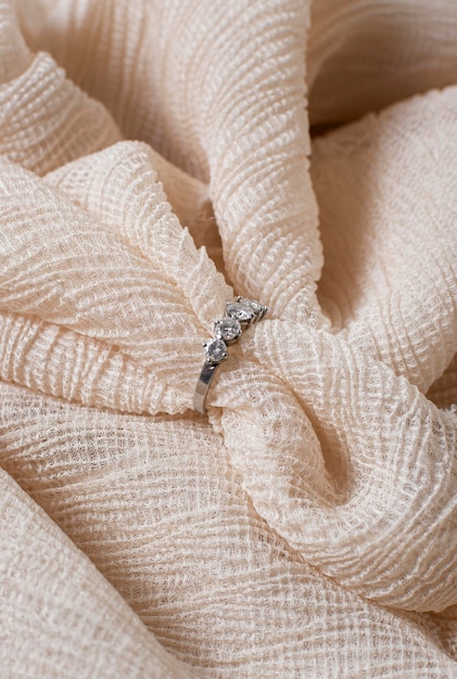 Anello e stoffa di fidanzamento ad alto angolo