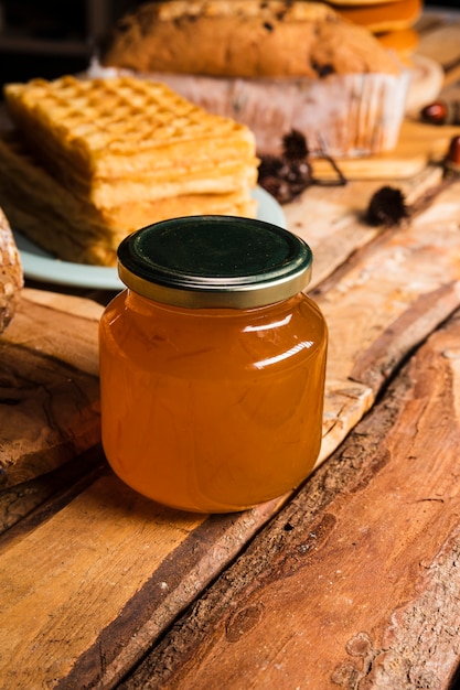 Angolo alto con barattolo di marmellata in primo piano