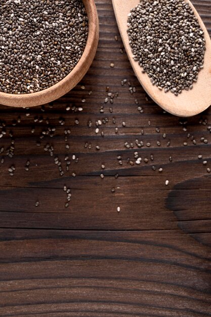 Angolo alto dei semi di chia in cucchiaio di legno