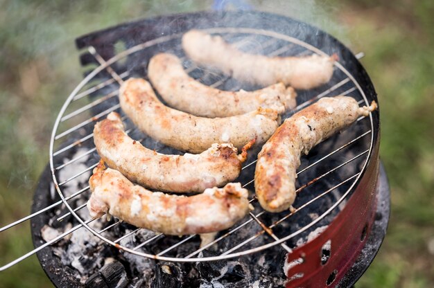 Angolo alto del barbecue all'aperto con salsicce