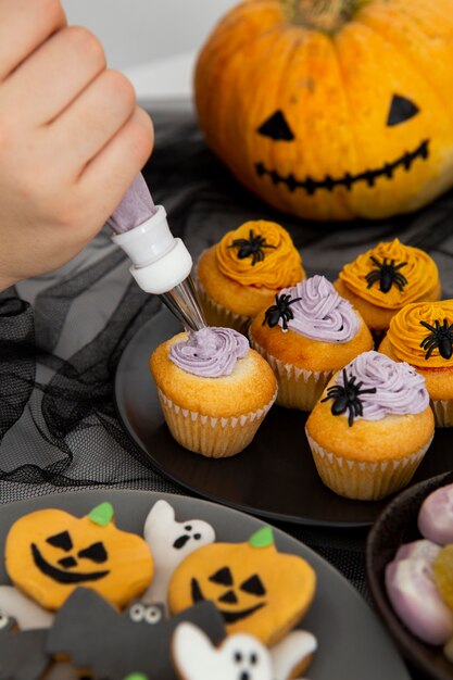 Angolo alto del concetto di disposizione del cibo di halloween