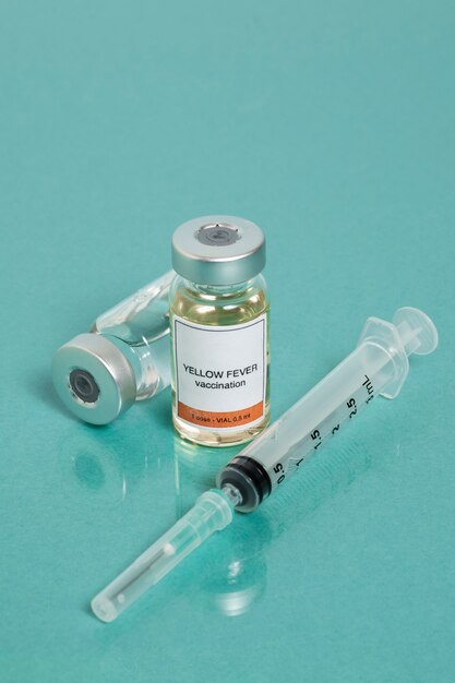 Angolo alto del concetto di vaccino contro la febbre gialla