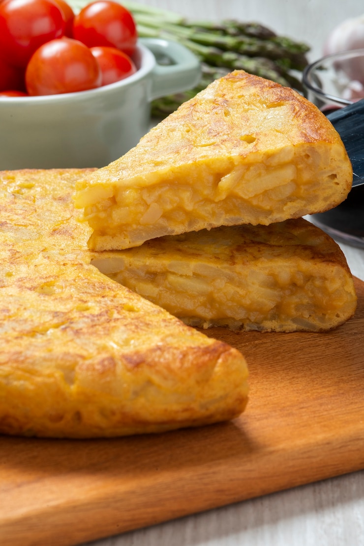 Foto gratuito angolo alto del delizioso piatto di tortilla spagnola