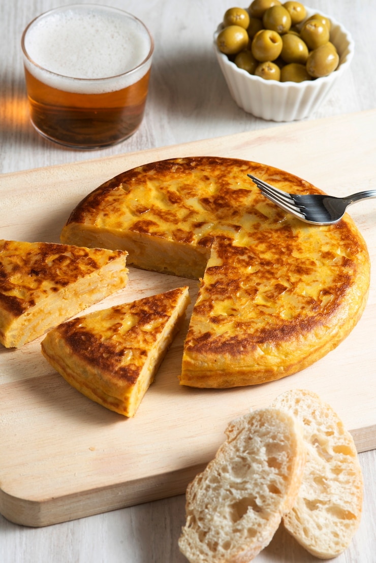 Foto gratuito angolo alto del delizioso piatto di tortilla spagnola