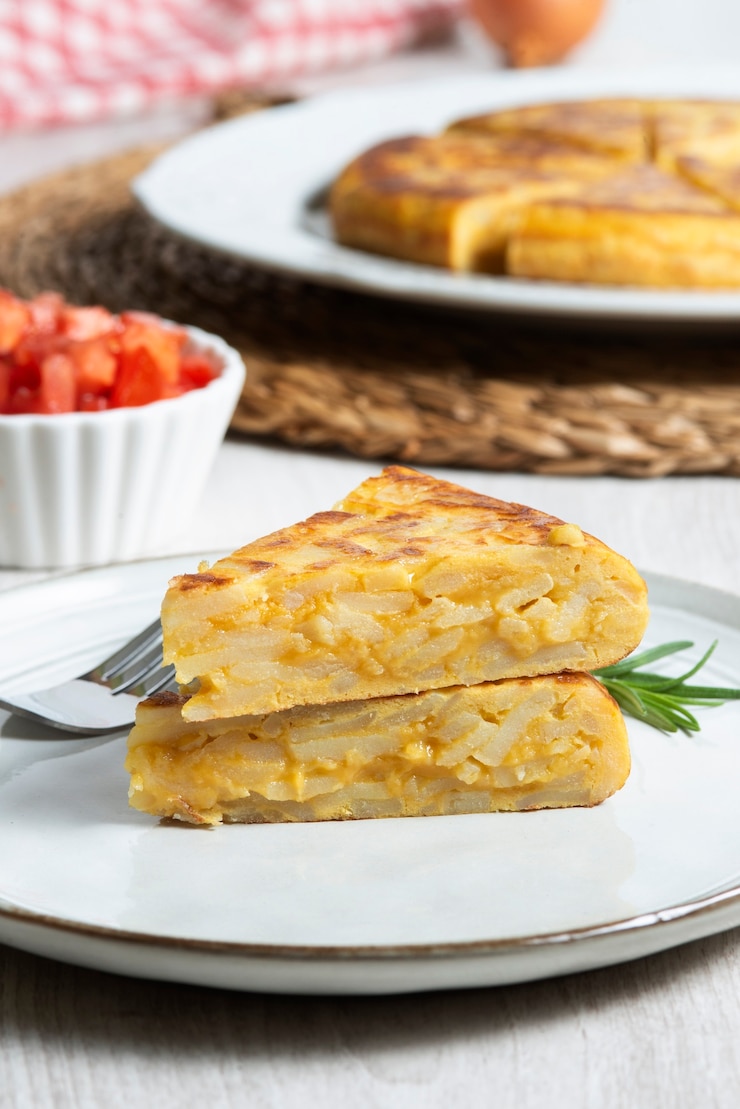Foto gratuito angolo alto del delizioso piatto di tortilla spagnola