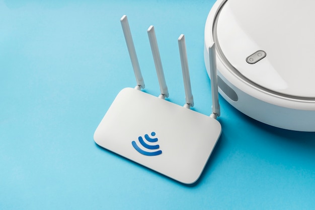 Angolo alto del router wi-fi con aspirapolvere