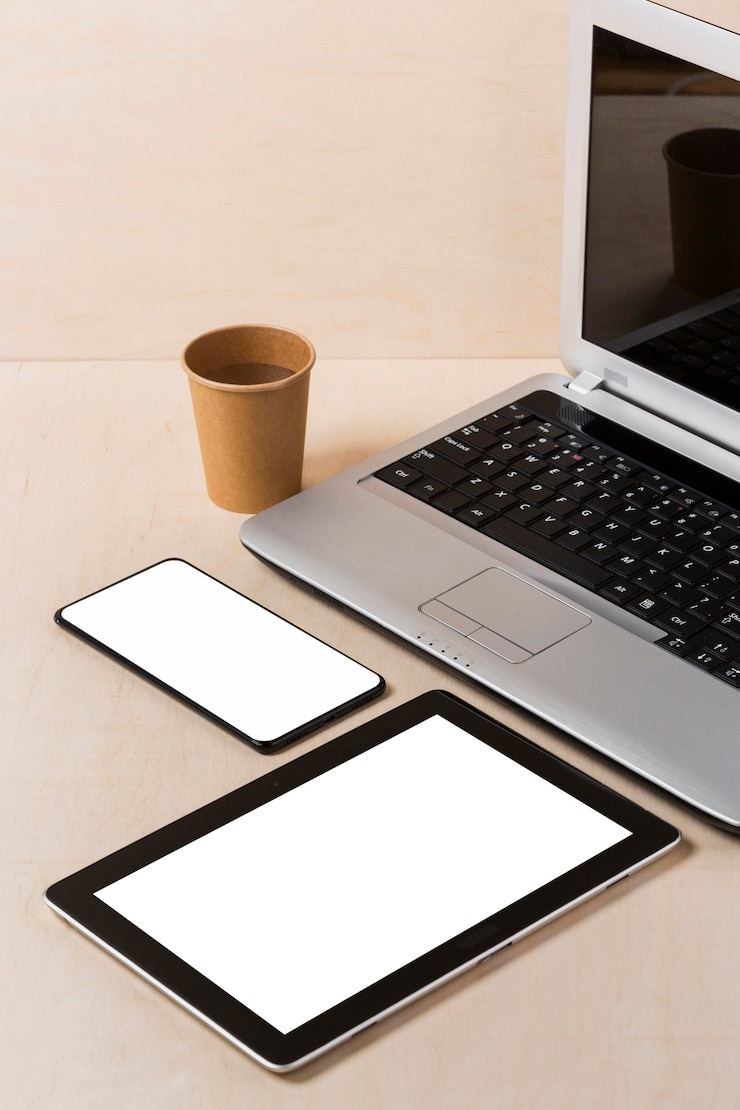 Foto gratuito angolo alto del tablet sulla scrivania con spazio per la copia
