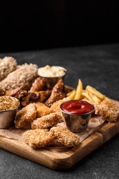 Angolo alto del tagliere con pollo fritto e salse con spazio di copia