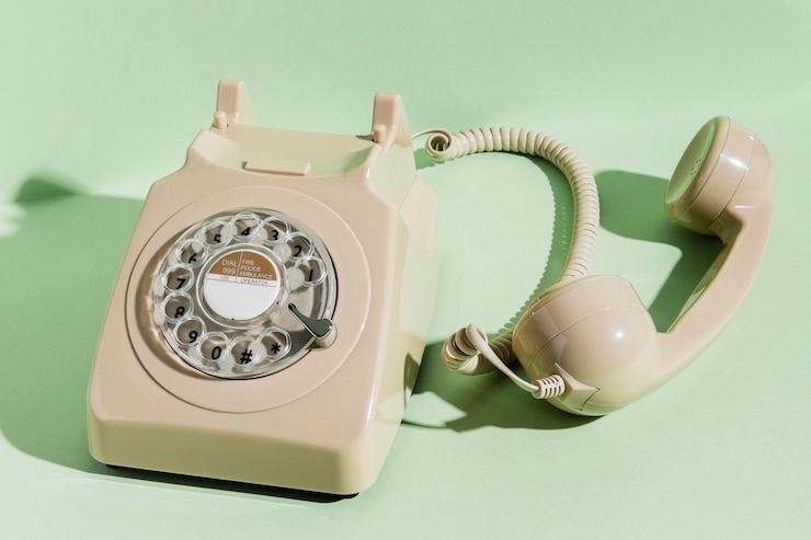 Foto gratuito angolo alto del telefono retro con ricevitore