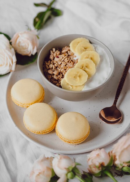 Angolo alto della ciotola della colazione con cereali e banana