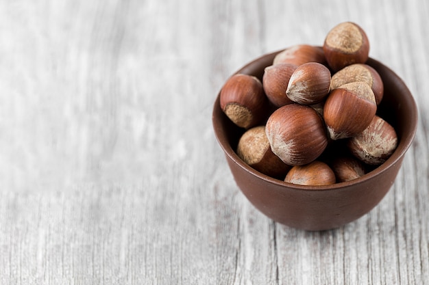 Angolo alto della disposizione delle castagne con lo spazio della copia