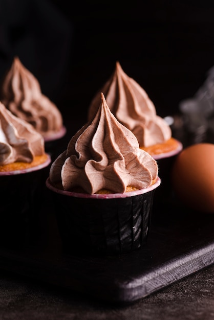 Angolo alto di cupcake con glassa e uova