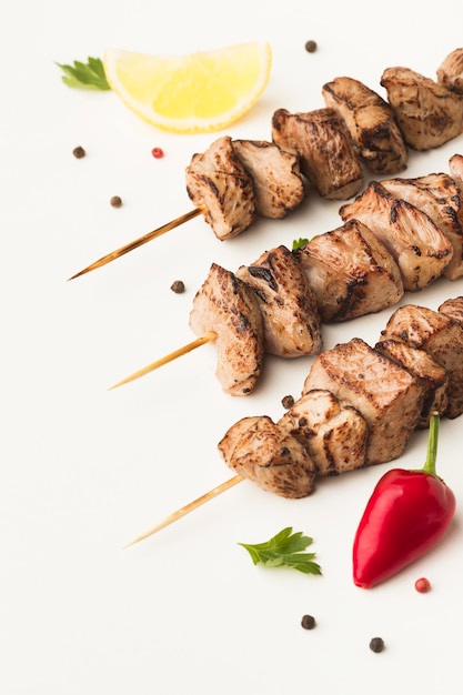 Angolo alto di delizioso kebab con peperoncino e limone